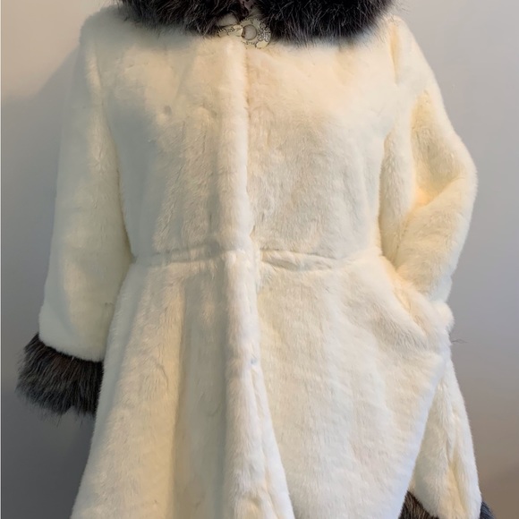NWT women’s faux fur hooded Skating Coat. Offshore sizing, see details. - Picture 2 of 8